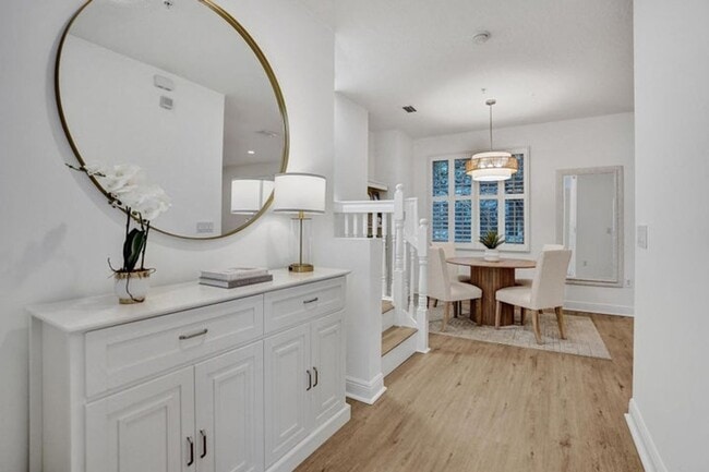 Building Photo - 642 NW 38th Cir