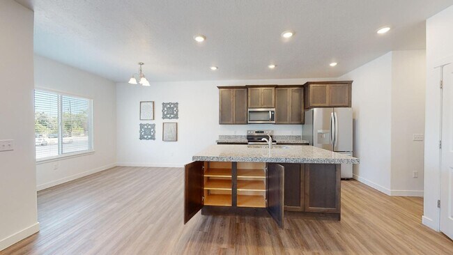Building Photo - BEAUTIFUL 4-BEDROOM TOWNHOME FOR RENT