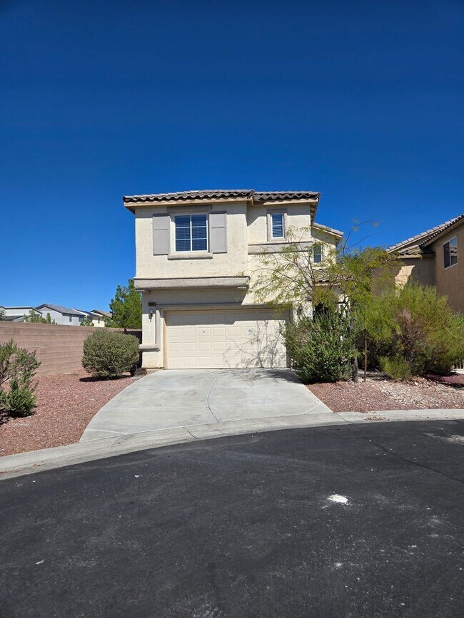 Primary Photo - Terrific 3 bed + Loft 2 Car Need Space? Th...