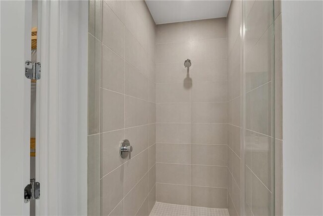 Building Photo - 2425 Peachtree Rd
