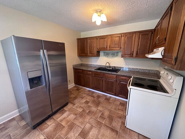 Building Photo - 327 Pinecliff Dr