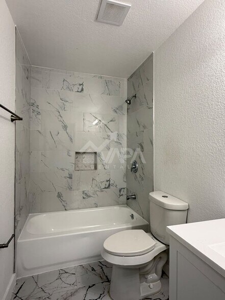 Building Photo - 4847 Featherock Dr