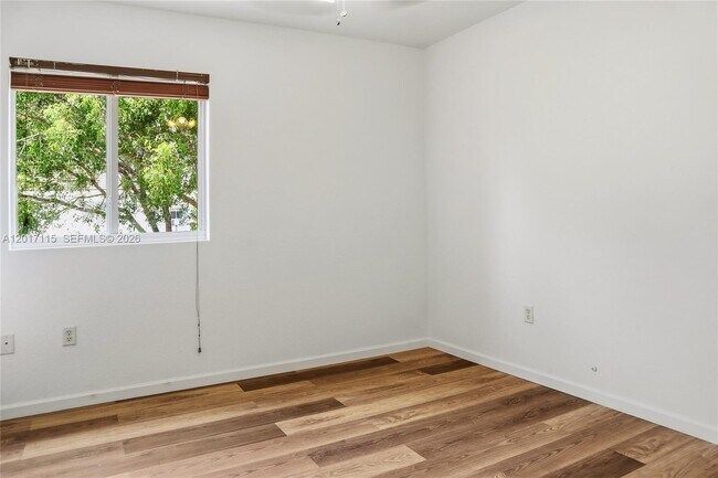 Building Photo - 3072 SE 5th Dr
