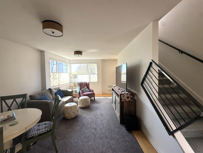 Building Photo - 3bd/2.5ba Seattle Townhome