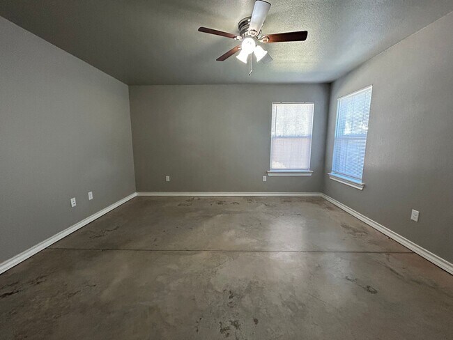 Building Photo - Beautiful Home Located Near High School, T...