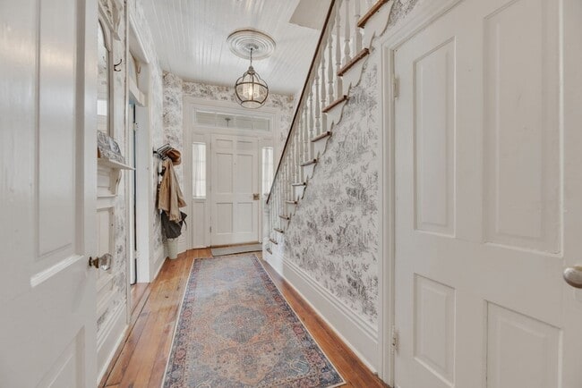 Building Photo - 117 7th Ave N