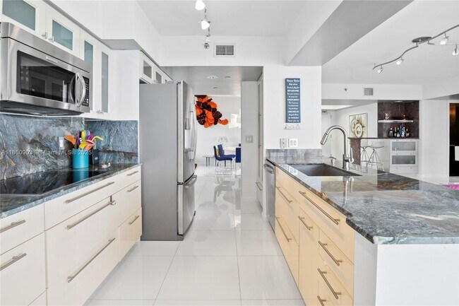 Building Photo - 16445 Collins Ave
