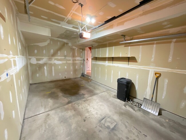 Building Photo - 3 Bedroom Townhome Available Near S Academ...