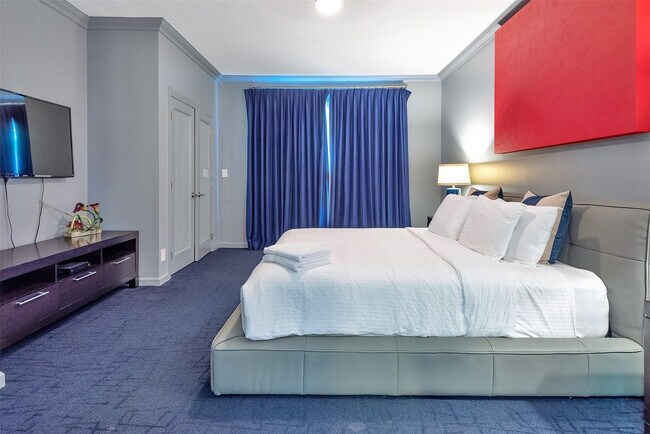 Building Photo - 3050 NE 43rd St