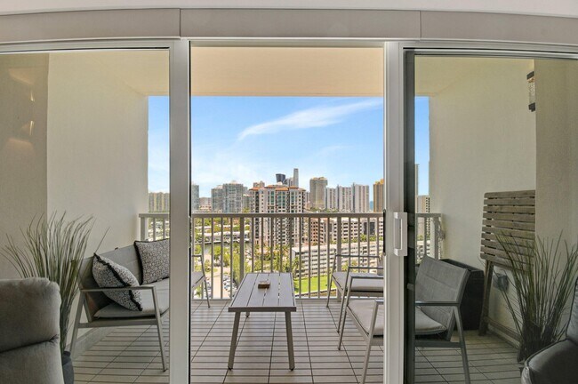 Building Photo - 300 Bayview Dr