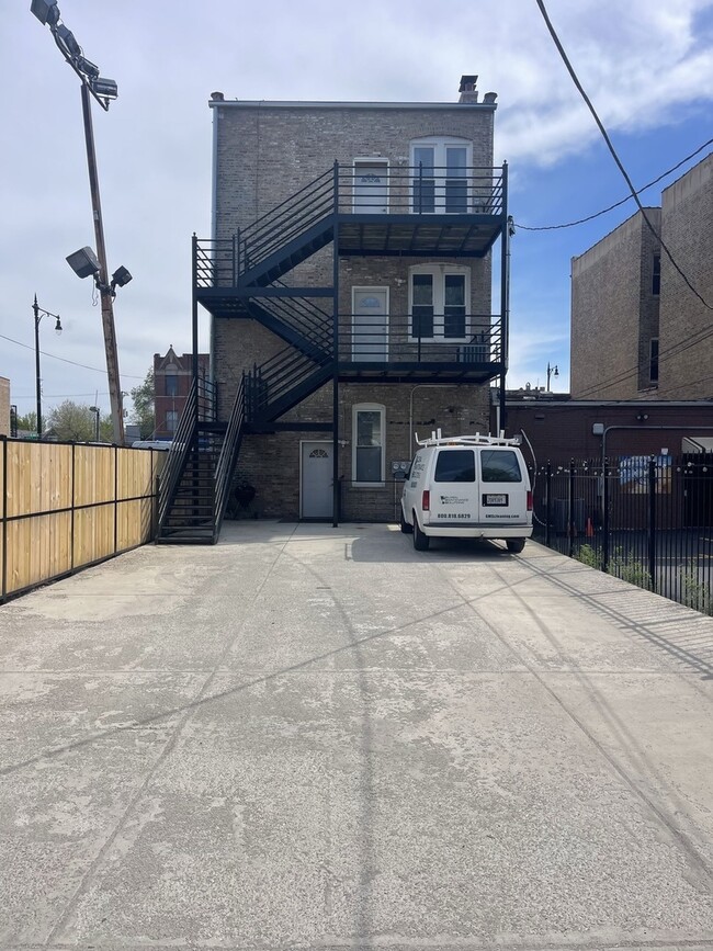 Building Photo - 3442 W North Ave