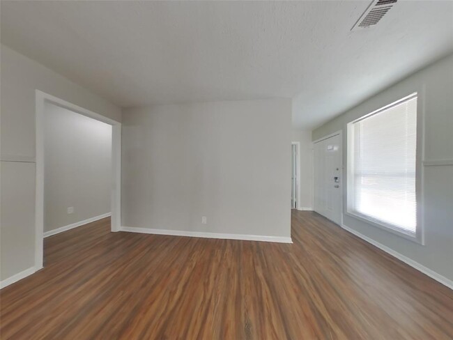 Building Photo - 15811 Kenbriar Dr
