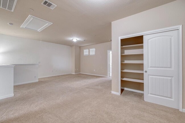 Building Photo - 2880 Donnell Dr