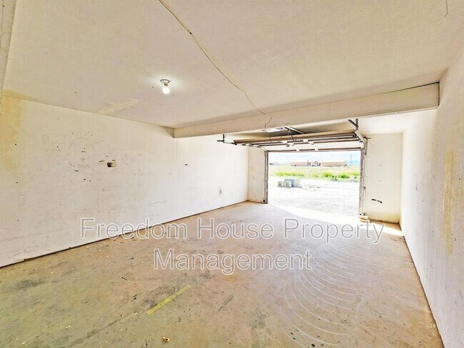 Building Photo - 2341 E Calvada Blvd