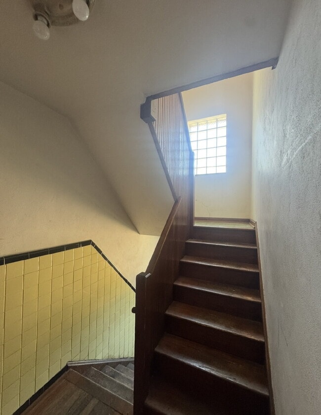 Building Photo - ** MOVE-IN SPECIAL. Half Off 1st Months Rent** 1.5-Bedroom Apartment with Bonus Room & Hardwood F...