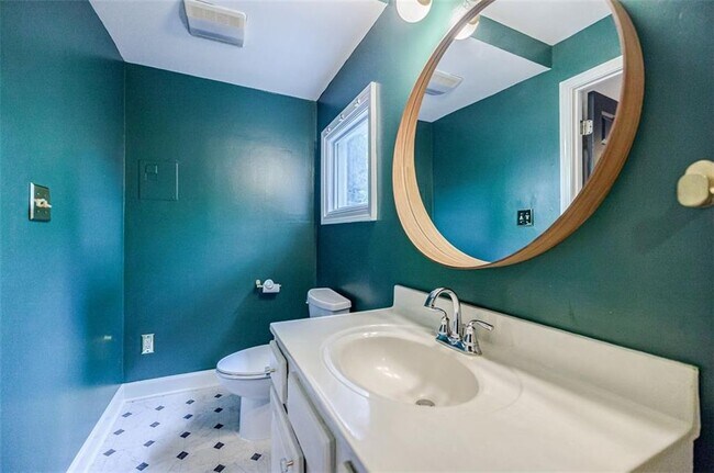 Building Photo - 183 Locust St NE