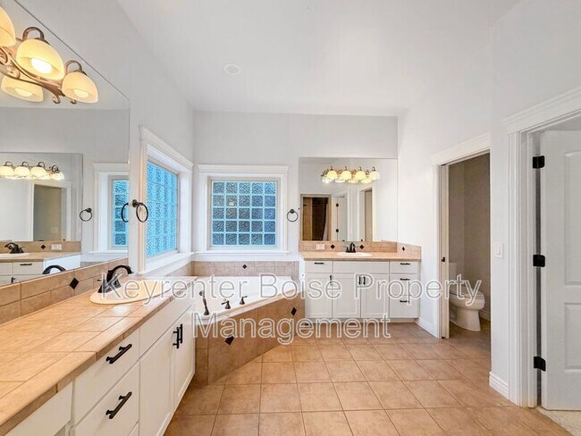 Building Photo - 1141 E Crowne Pointe Dr