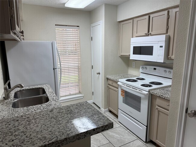 Building Photo - 1515 Sandy Springs Rd