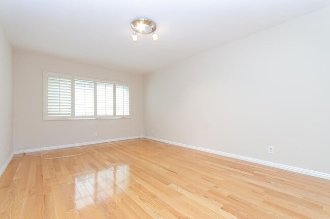 Building Photo - Stunning renovated apartment in the Heart ...