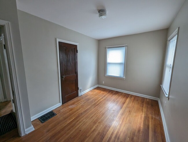 Building Photo - Charming 2-Bedroom Home in North Linden – ...