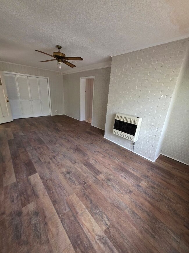 Building Photo - 107 Creek Dr