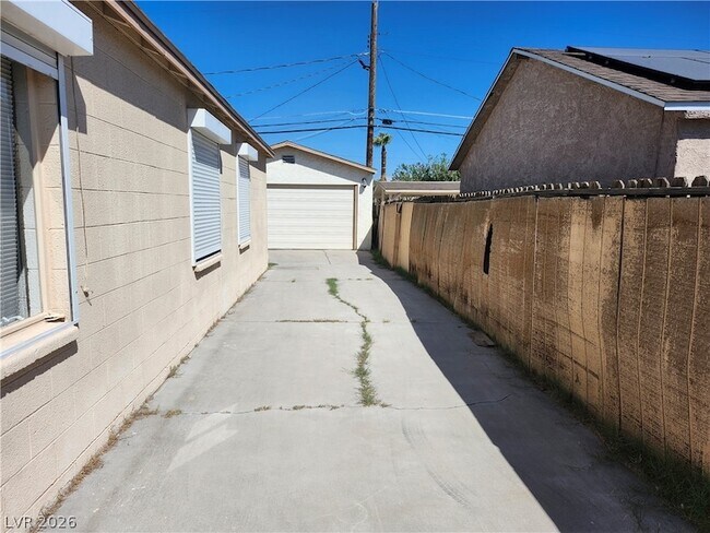 Building Photo - 4624 Evergreen Pl