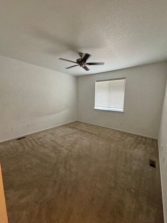 Building Photo - 3 Bed 3 Bath - Duplex Townhome Available i...