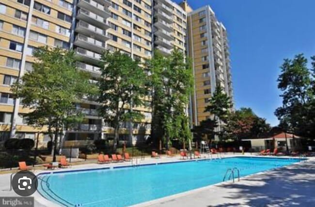 Beautiful pool with lifeguard and grilling areas - 301 N Beauregard St