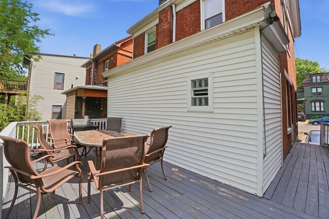 Building Photo - 5 Bedroom Clifton House Available Next to UC Campus