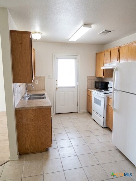 Building Photo - 305 Cedar Ridge Dr