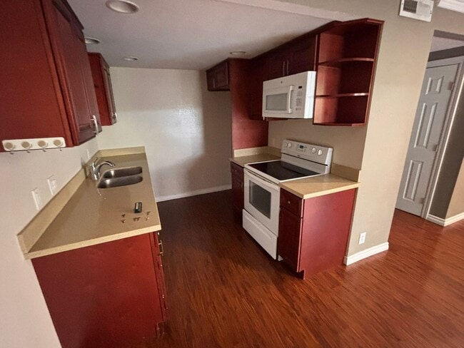 Building Photo - La Habra 2BR Townhome with Garage & Patio