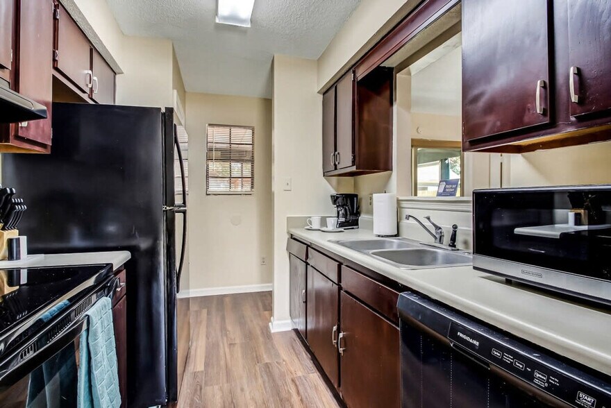 Building Photo - 136 S Robinhood Dr