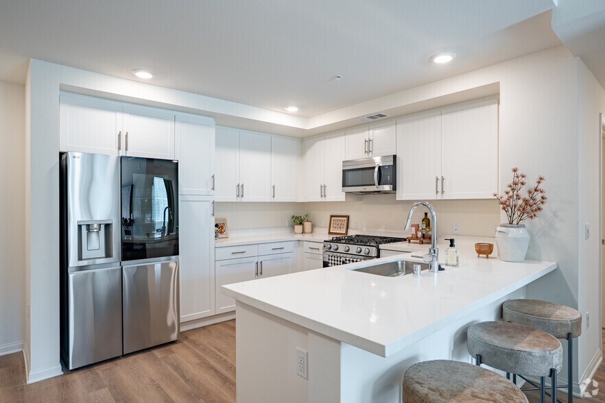 1BR, 1BA - 750SF - Kitchen - Norco Valley Square
