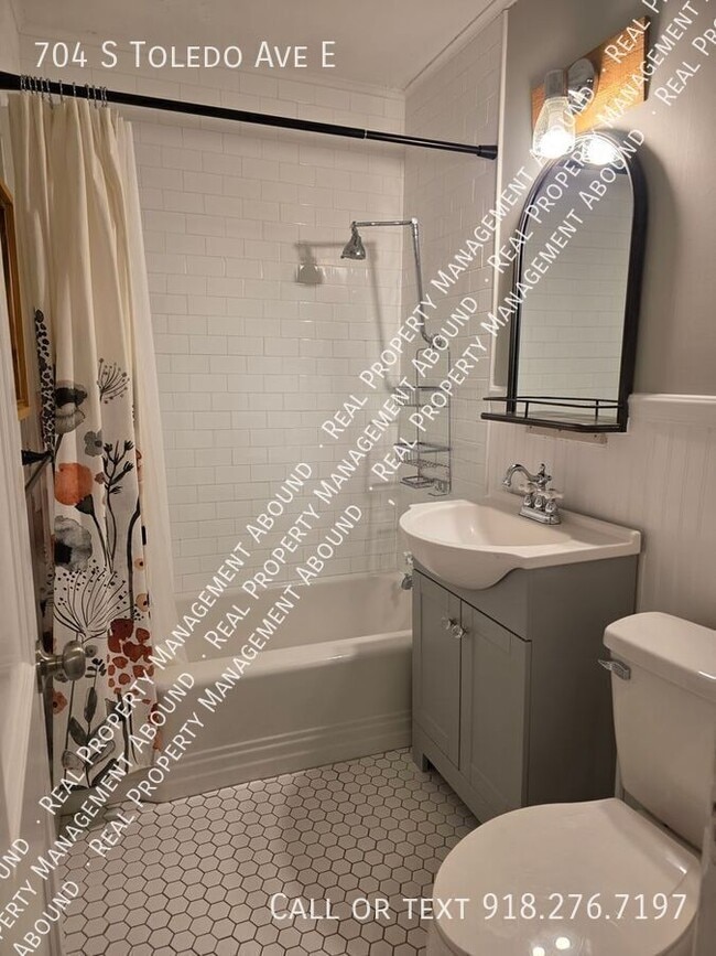 Building Photo - 704 S Toledo Ave