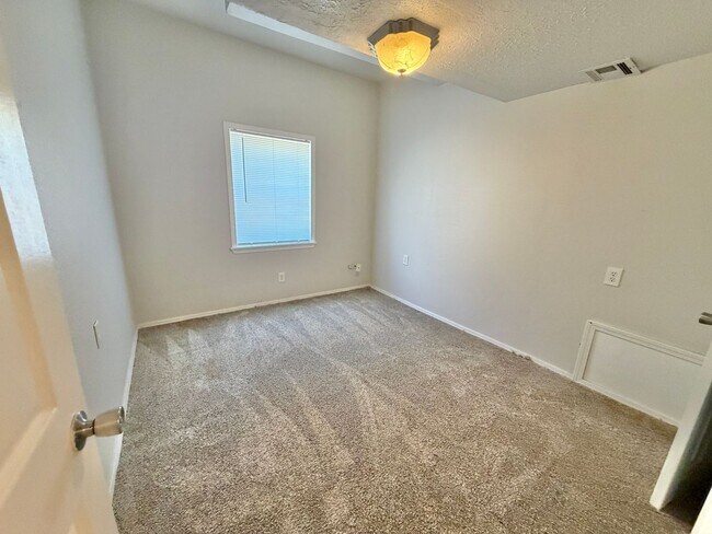 Building Photo - 4 Bedroom home!