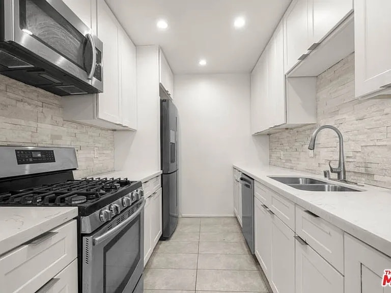 Building Photo - 423 S Rexford Dr