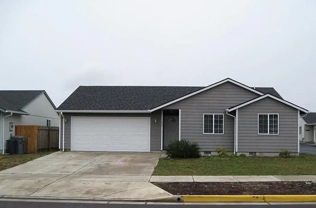 Primary Photo - Charming 3 Bedroom 2 Bathroom Home in Quie...