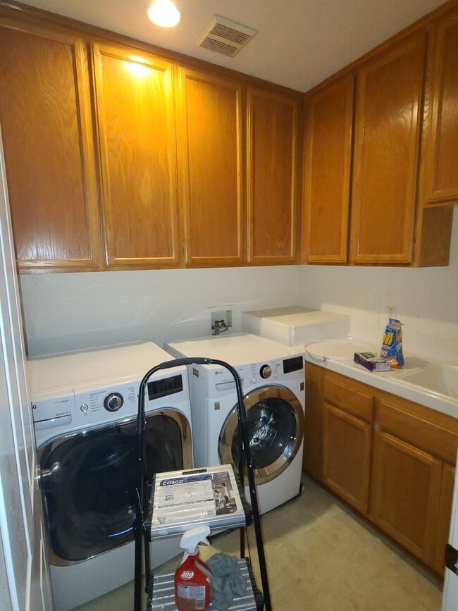 Building Photo - Beautiful Tri-Level Home in Hercules