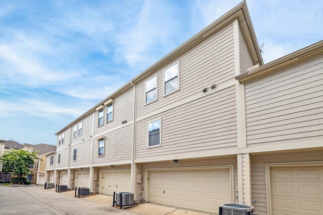 Building Photo - 1138 W 25th St