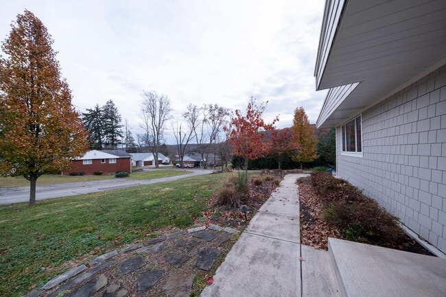 Building Photo - Beautiful 3 Bedroom Home in Franklin Regional School District