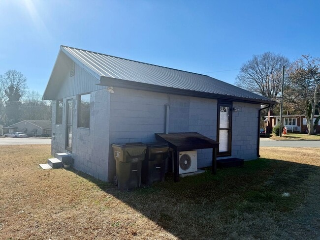 Building Photo - One bedroom, one bath house in Burlington