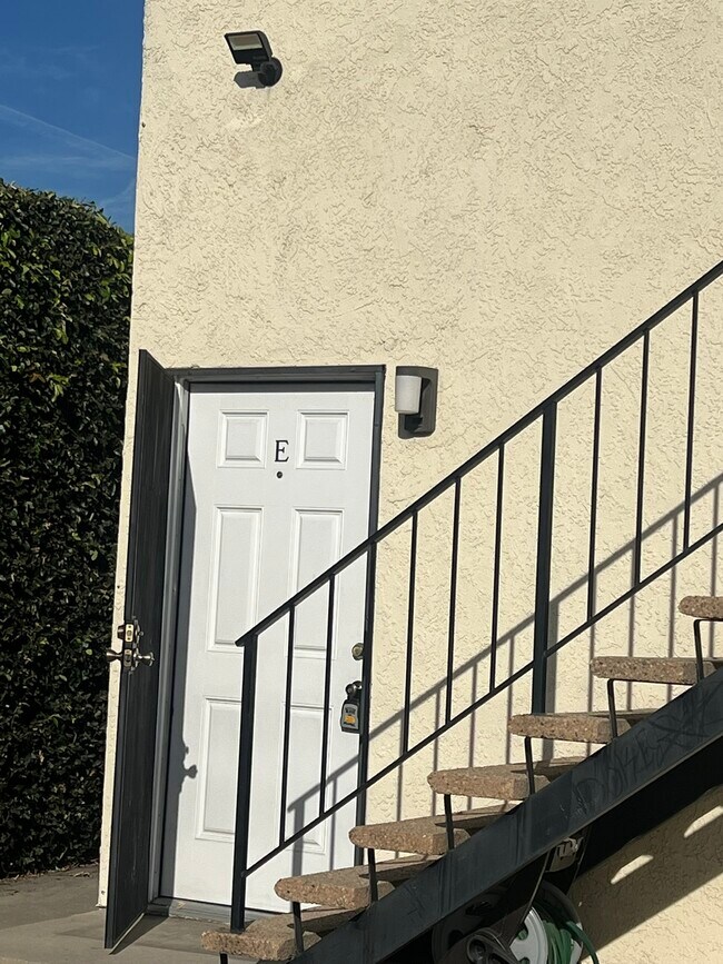 Building Photo - 232 W Tujunga Ave