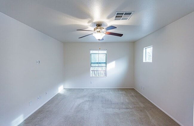 Building Photo - 4 Bedroom home located in Mountain's Edge