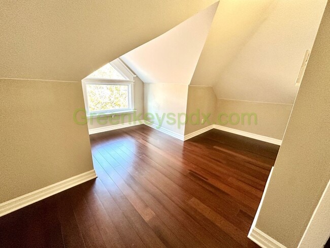 Building Photo - Gorgeous 1 Bedroom 1 Bath Top Floor Unit i...