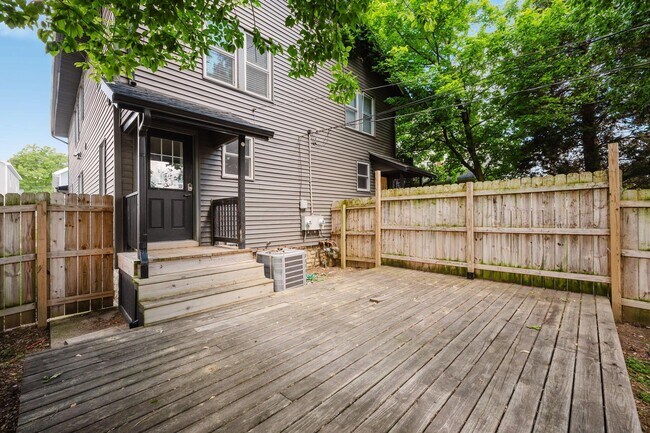 Building Photo - 719 S 17th St