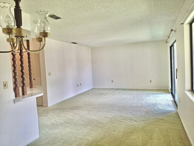 Building Photo - 2/2 in Silver Spring Shores 55+