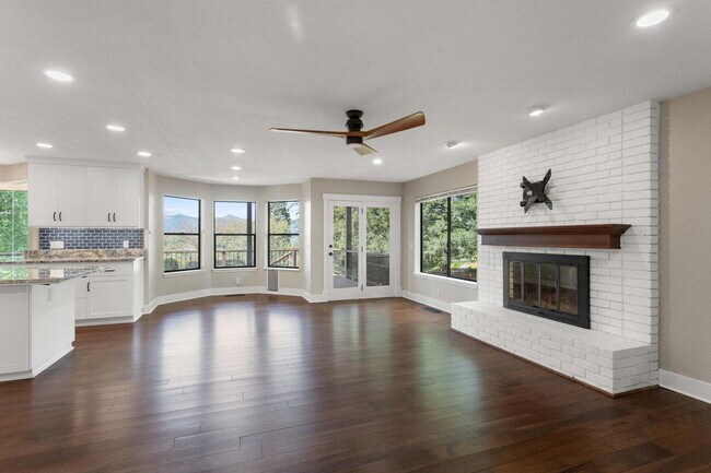 Building Photo - Gorgeous Executive Level Home 4 beds 3 baths close to hospitals and courthouse