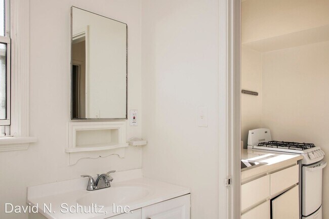 Building Photo - 2075-2077 N Vermont Ave