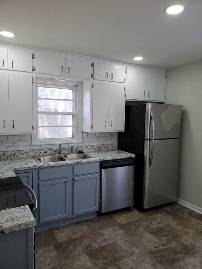 Building Photo - Like New 3 bedroom 1.5 bath  Ranch Near Kellogg and Rock