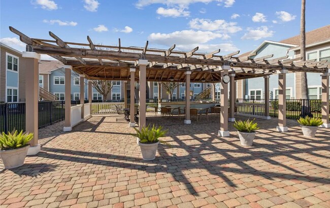 Building Photo - Gated Community, 3/2, Just Minutes to Beach!